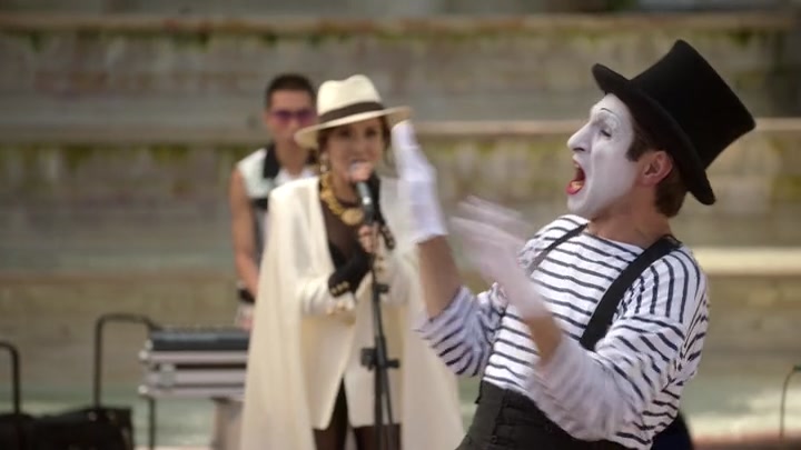 Emily_in_Paris_S02E04_WEBRip_x264-ION10_2548.jpg