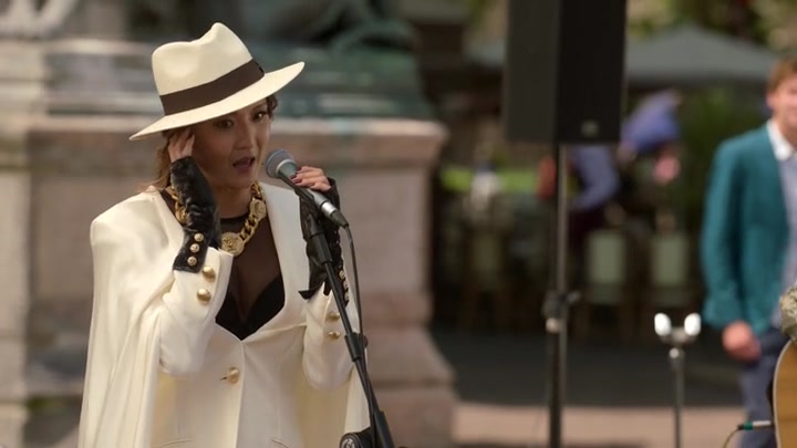 Emily_in_Paris_S02E04_WEBRip_x264-ION10_2555.jpg