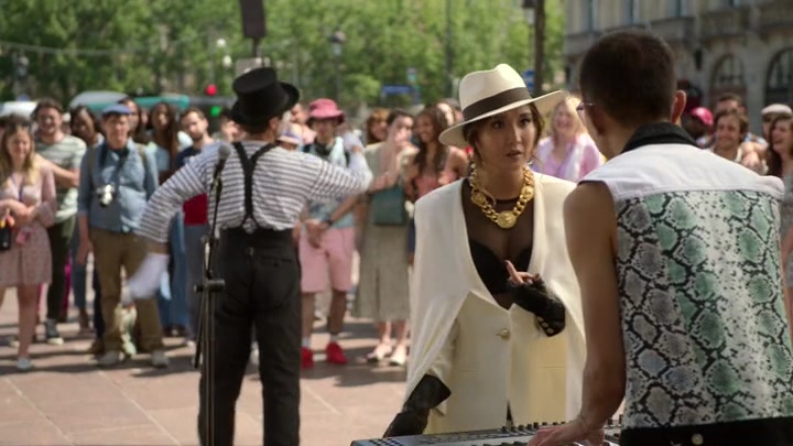 Emily_in_Paris_S02E04_WEBRip_x264-ION10_2564.jpg