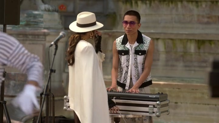 Emily_in_Paris_S02E04_WEBRip_x264-ION10_2566.jpg Emily_in_Paris_S02E04_WEBRip_x264-ION10_2566.jpg
