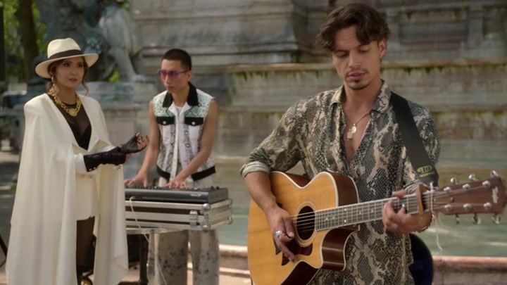 Emily_in_Paris_S02E04_WEBRip_x264-ION10_2572.jpg