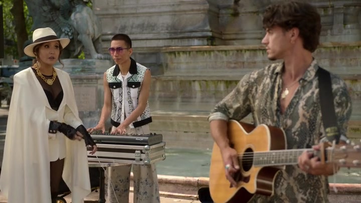 Emily_in_Paris_S02E04_WEBRip_x264-ION10_2576.jpg