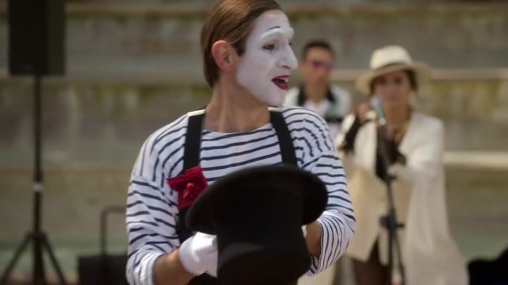 Emily_in_Paris_S02E04_WEBRip_x264-ION10_2578.jpg