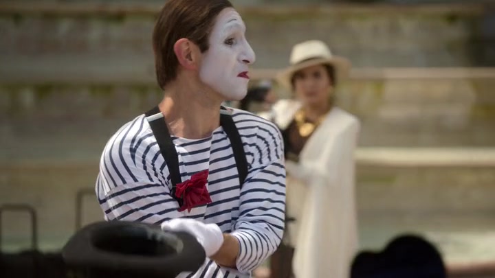 Emily_in_Paris_S02E04_WEBRip_x264-ION10_2579.jpg
