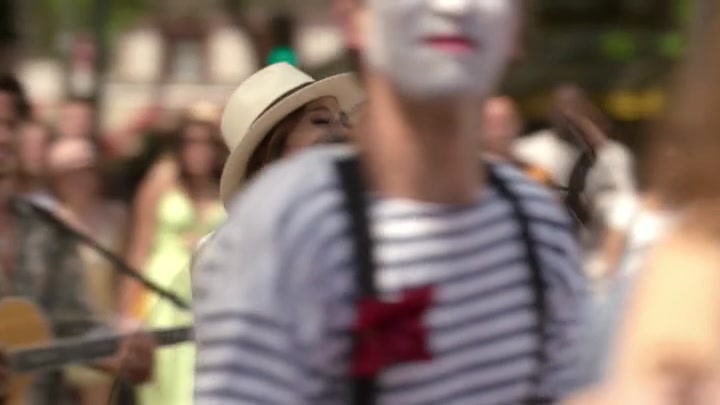 Emily_in_Paris_S02E04_WEBRip_x264-ION10_2582.jpg