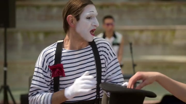 Emily_in_Paris_S02E04_WEBRip_x264-ION10_2584.jpg