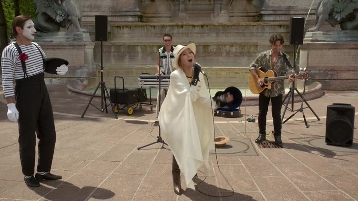 Emily_in_Paris_S02E04_WEBRip_x264-ION10_2594.jpg