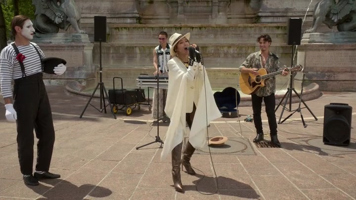 Emily_in_Paris_S02E04_WEBRip_x264-ION10_2595.jpg