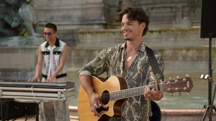 Emily_in_Paris_S02E04_WEBRip_x264-ION10_2596.jpg