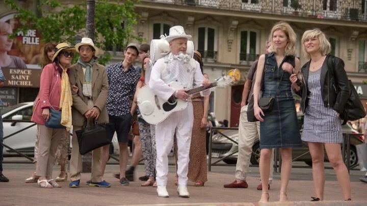 Emily_in_Paris_S02E04_WEBRip_x264-ION10_2621.jpg