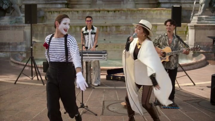Emily_in_Paris_S02E04_WEBRip_x264-ION10_2632.jpg