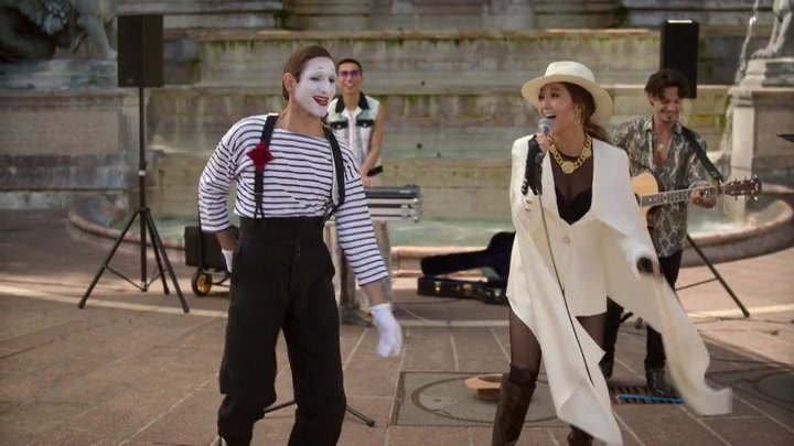 Emily_in_Paris_S02E04_WEBRip_x264-ION10_2634.jpg