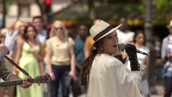 Emily_in_Paris_S02E04_WEBRip_x264-ION10_2639.jpg