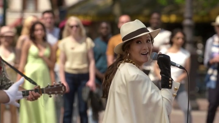 Emily_in_Paris_S02E04_WEBRip_x264-ION10_2640.jpg