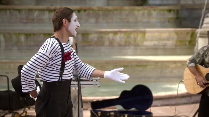Emily_in_Paris_S02E04_WEBRip_x264-ION10_2641.jpg