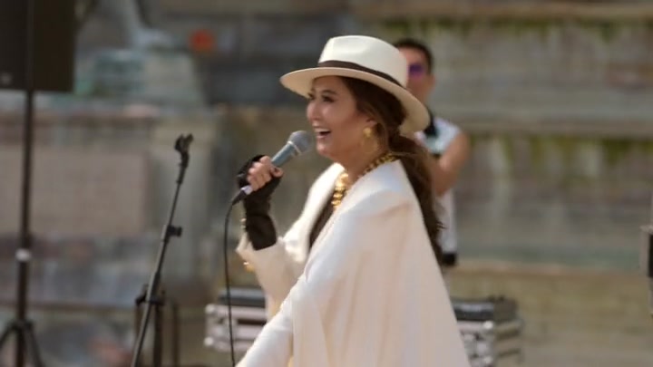 Emily_in_Paris_S02E04_WEBRip_x264-ION10_2648.jpg