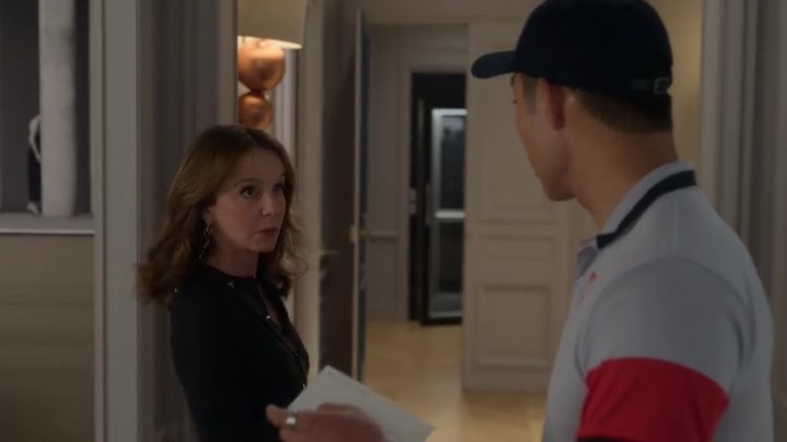 Emily_in_Paris_S02E04_WEBRip_x264-ION10_2664.jpg