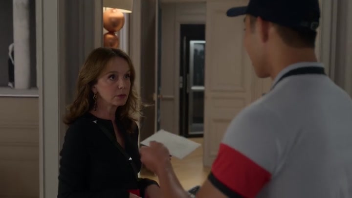 Emily_in_Paris_S02E04_WEBRip_x264-ION10_2665.jpg