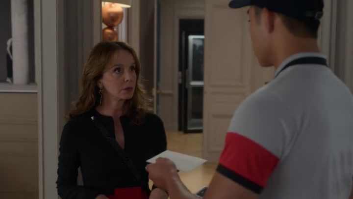 Emily_in_Paris_S02E04_WEBRip_x264-ION10_2666.jpg