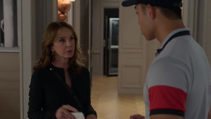 Emily_in_Paris_S02E04_WEBRip_x264-ION10_2668.jpg