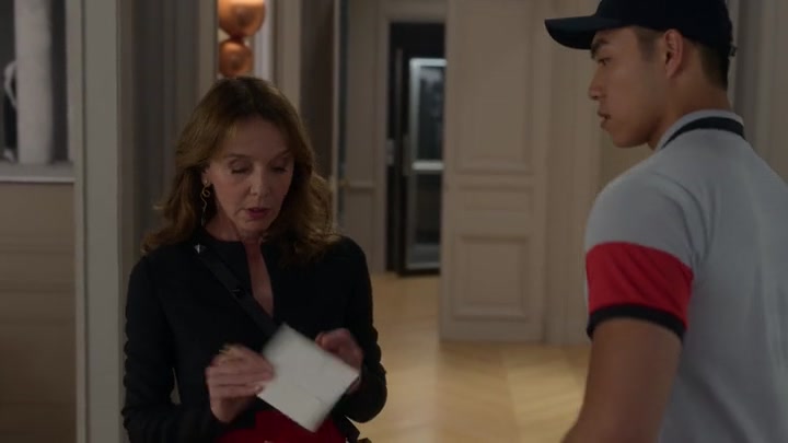 Emily_in_Paris_S02E04_WEBRip_x264-ION10_2670.jpg