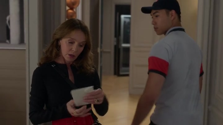 Emily_in_Paris_S02E04_WEBRip_x264-ION10_2671.jpg