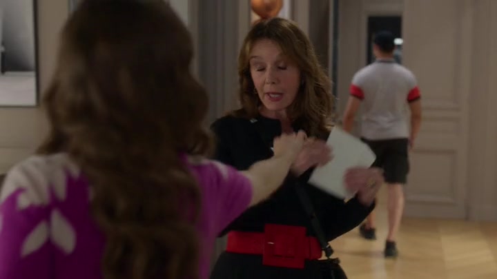 Emily_in_Paris_S02E04_WEBRip_x264-ION10_2675.jpg