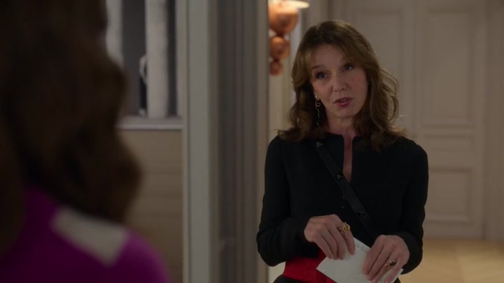 Emily_in_Paris_S02E04_WEBRip_x264-ION10_2716.jpg