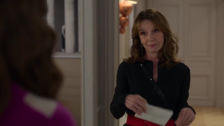 Emily_in_Paris_S02E04_WEBRip_x264-ION10_2717.jpg