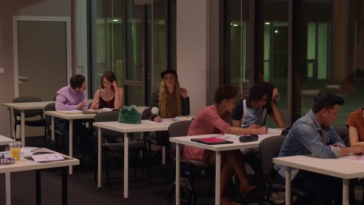 Emily_in_Paris_S02E04_WEBRip_x264-ION10_2755.jpg