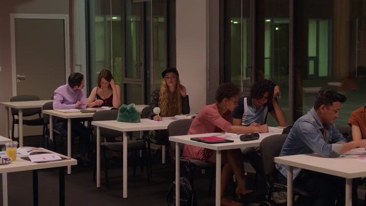 Emily_in_Paris_S02E04_WEBRip_x264-ION10_2756.jpg