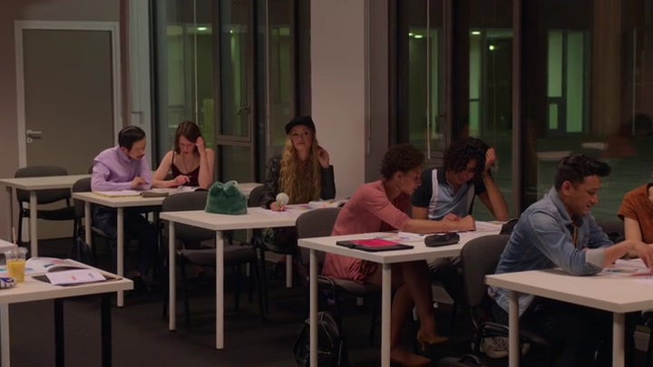 Emily_in_Paris_S02E04_WEBRip_x264-ION10_2757.jpg