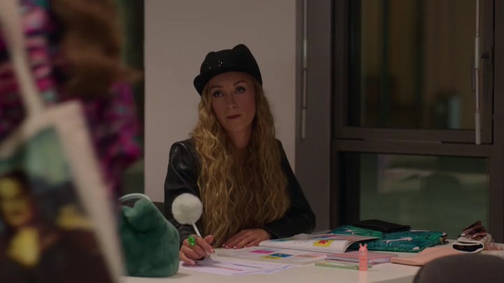Emily_in_Paris_S02E04_WEBRip_x264-ION10_2767.jpg
