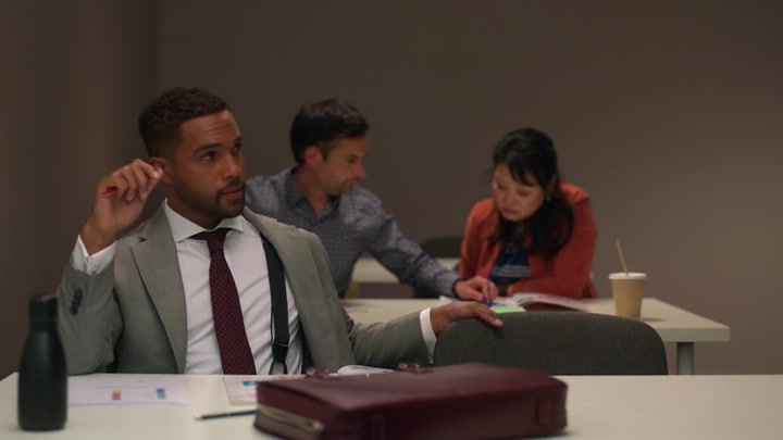 Emily_in_Paris_S02E04_WEBRip_x264-ION10_2770.jpg