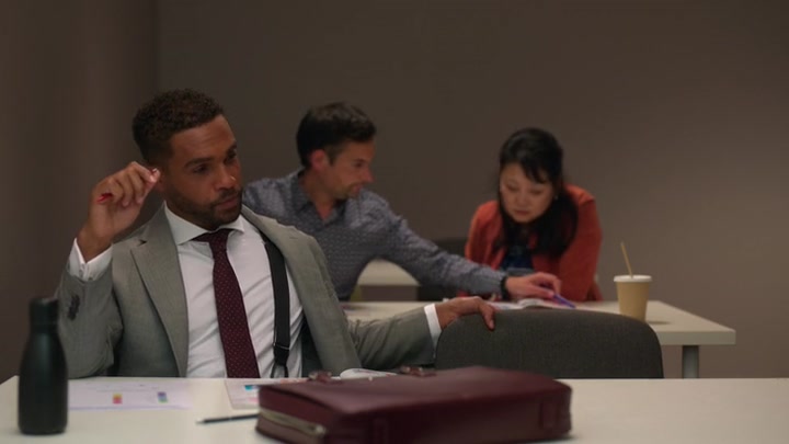 Emily_in_Paris_S02E04_WEBRip_x264-ION10_2771.jpg
