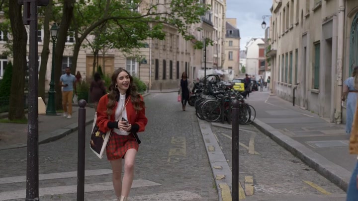 Emily_in_Paris_S02E05_WEBRip_x264-ION10_0034.jpg