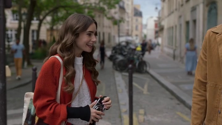 Emily_in_Paris_S02E05_WEBRip_x264-ION10_0042.jpg
