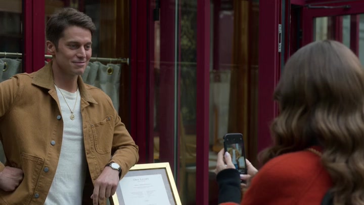 Emily_in_Paris_S02E05_WEBRip_x264-ION10_0051.jpg