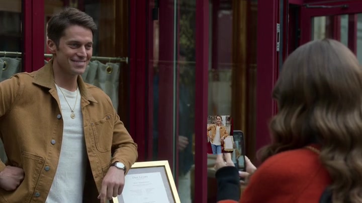 Emily_in_Paris_S02E05_WEBRip_x264-ION10_0053.jpg