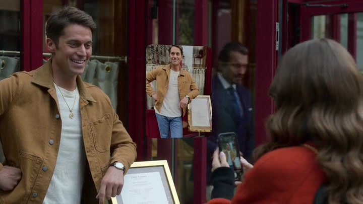 Emily_in_Paris_S02E05_WEBRip_x264-ION10_0054.jpg