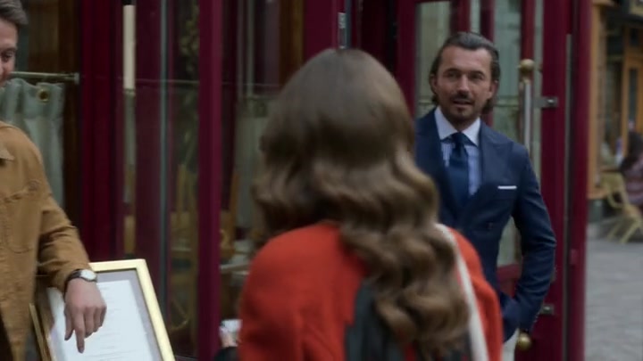 Emily_in_Paris_S02E05_WEBRip_x264-ION10_0056.jpg