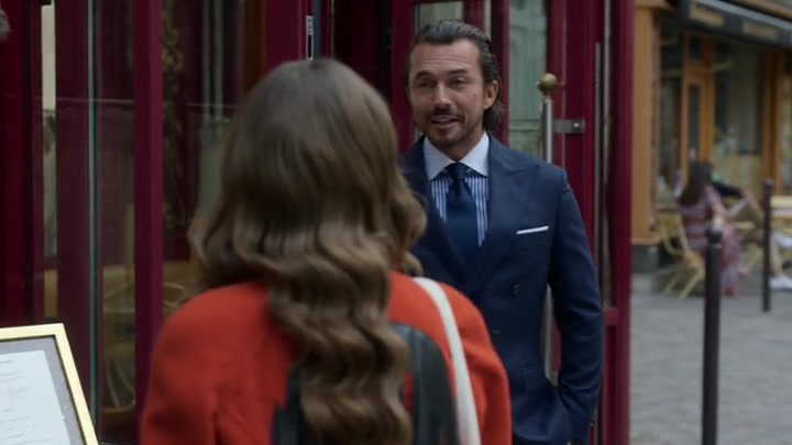 Emily_in_Paris_S02E05_WEBRip_x264-ION10_0057.jpg