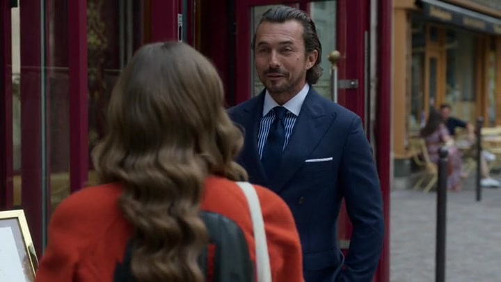 Emily_in_Paris_S02E05_WEBRip_x264-ION10_0058.jpg