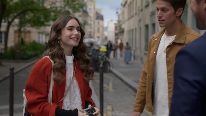 Emily_in_Paris_S02E05_WEBRip_x264-ION10_0061.jpg