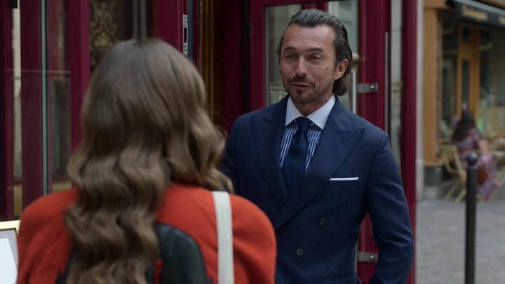 Emily_in_Paris_S02E05_WEBRip_x264-ION10_0062.jpg