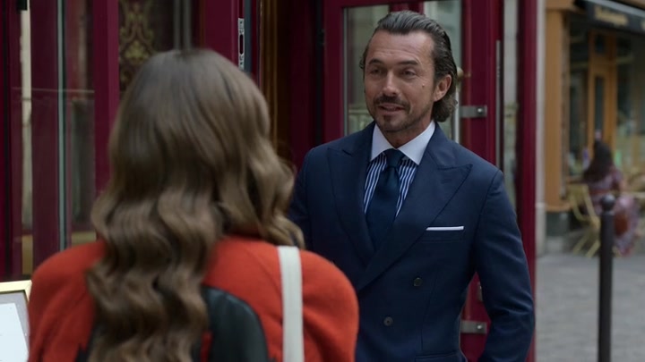 Emily_in_Paris_S02E05_WEBRip_x264-ION10_0063.jpg