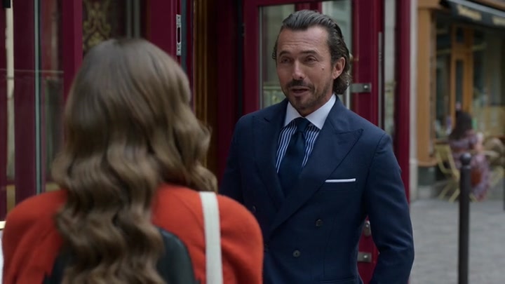 Emily_in_Paris_S02E05_WEBRip_x264-ION10_0075.jpg