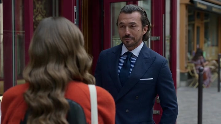 Emily_in_Paris_S02E05_WEBRip_x264-ION10_0079.jpg