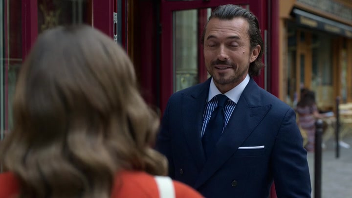 Emily_in_Paris_S02E05_WEBRip_x264-ION10_0085.jpg