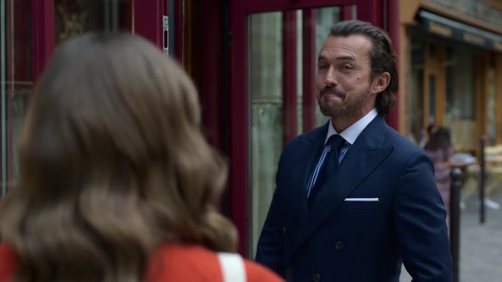 Emily_in_Paris_S02E05_WEBRip_x264-ION10_0088.jpg